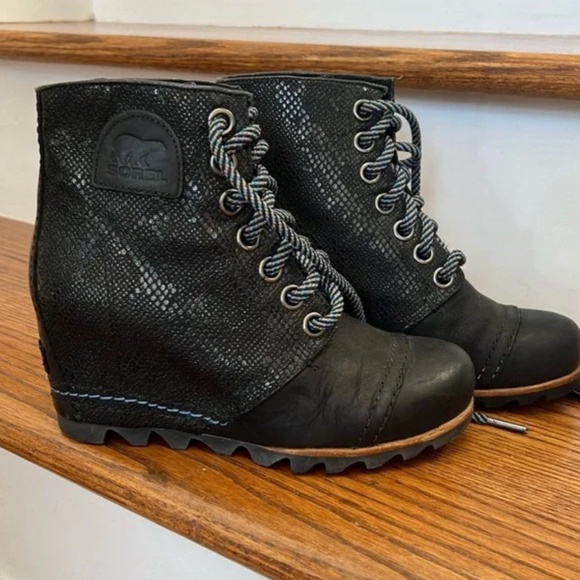 Sorel 1964 Premium Wedge Black Noir Snake Print Boot Size 5 - Picture 3 of 8